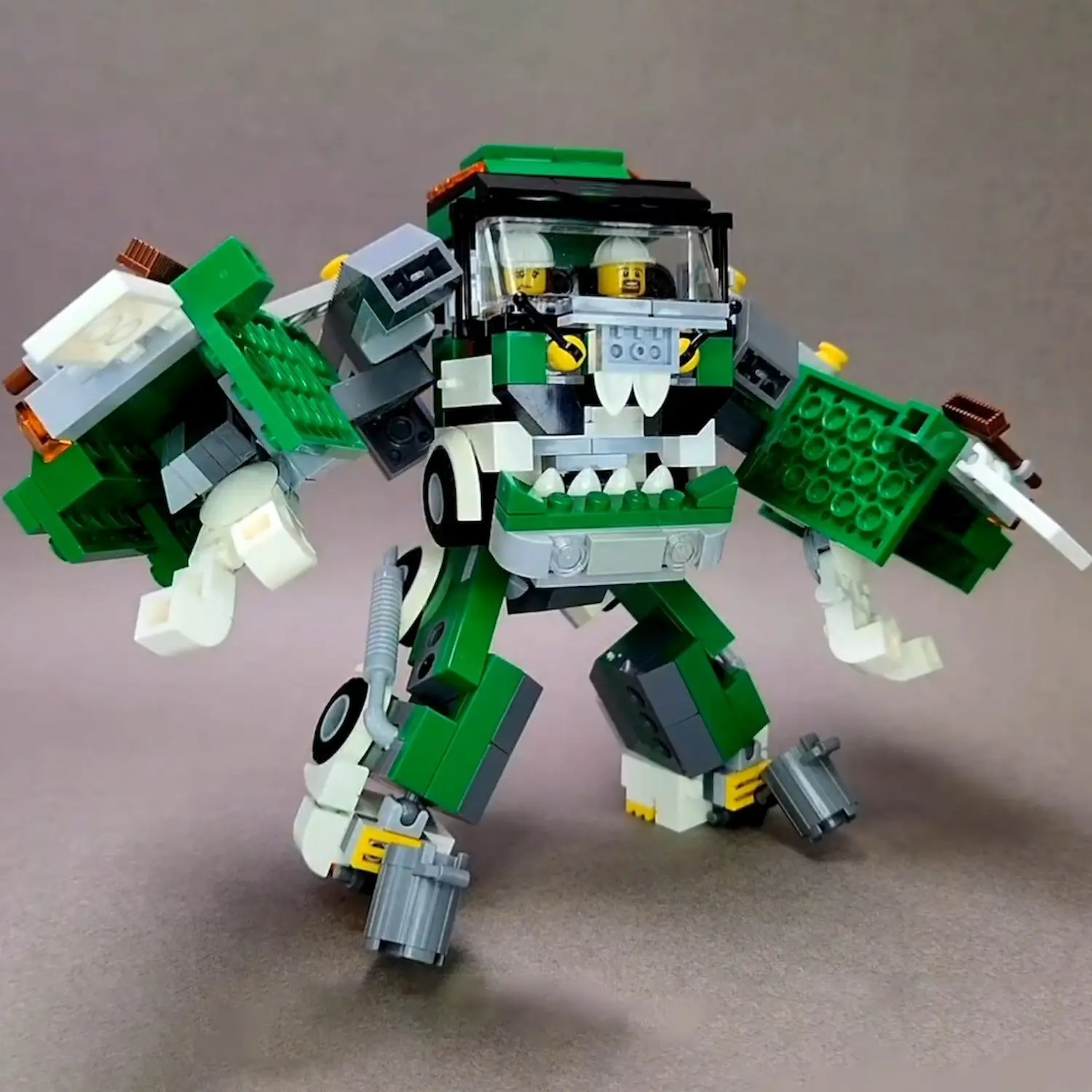 the transformation form of MOC – Green Garbage and Trash Truck Transformer(LEGO Alternative Bricks) the transformation form of MOC – Green Garbage and Trash Truck Transformer(LEGO Alternative Bricks)