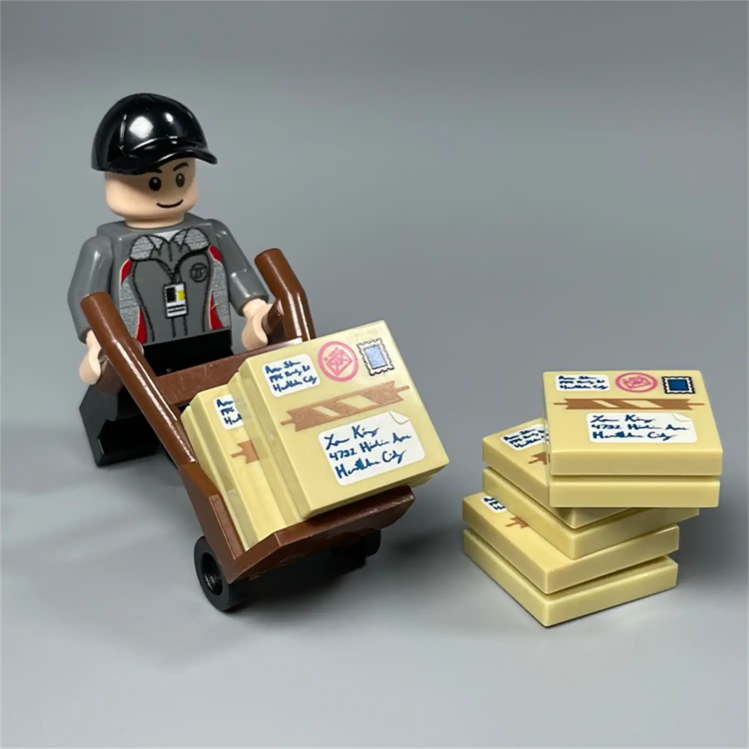 Minifigure – Courier with Unloading Set combination (LEGO Alternative) Minifigure – Courier with Unloading Set combination (LEGO Alternative)
