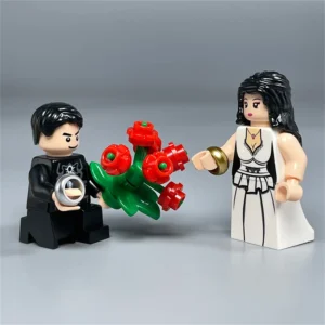 Minifigure – bride and groom, with the groom holding a bouquet of flowers (LEGO Alternative) Minifigure – bride and groom, with the groom holding a bouquet of flowers (LEGO Alternative)