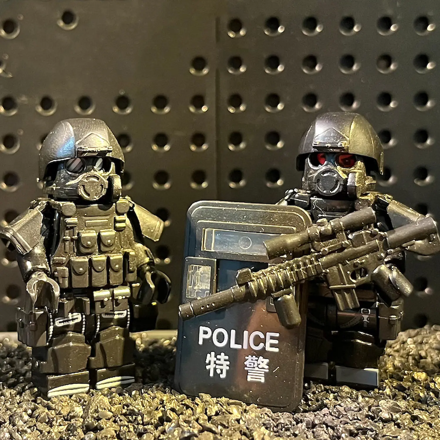 Minifigure - heavily armored police special police officers SWAT (LEGO Alternative) Minifigure - heavily armored police special police officers SWAT (LEGO Alternative)