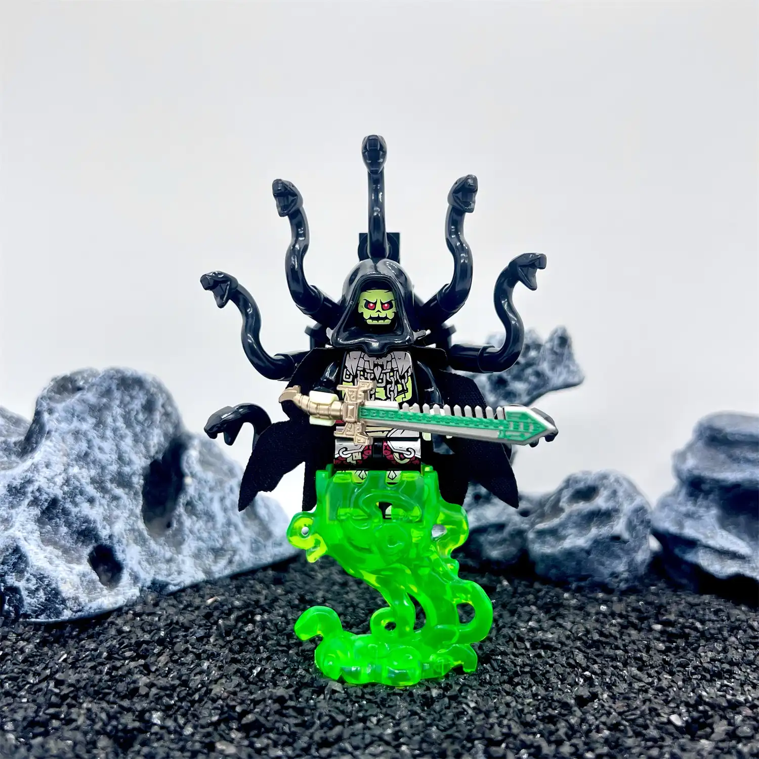 Minifigure – Skeleton Snake Demon equipped with a Shark Tooth Sword (LEGO Alternative) Minifigure – Skeleton Snake Demon equipped with a Shark Tooth Sword (LEGO Alternative)