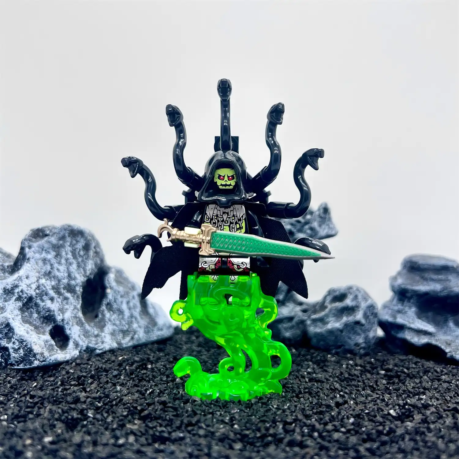 Minifigure – Skeleton Snake Demon equipped with a Tai a Sword (LEGO Alternative) Minifigure – Skeleton Snake Demon equipped with a Tai a Sword (LEGO Alternative)
