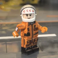the right side of the Minifigure – Yuri Gagarin (Soviet Cosmonaut) (The First Human in Space) (LEGO Compatible) the right side of the Minifigure – Yuri Gagarin (Soviet Cosmonaut) (The First Human in Space) (LEGO Compatible)