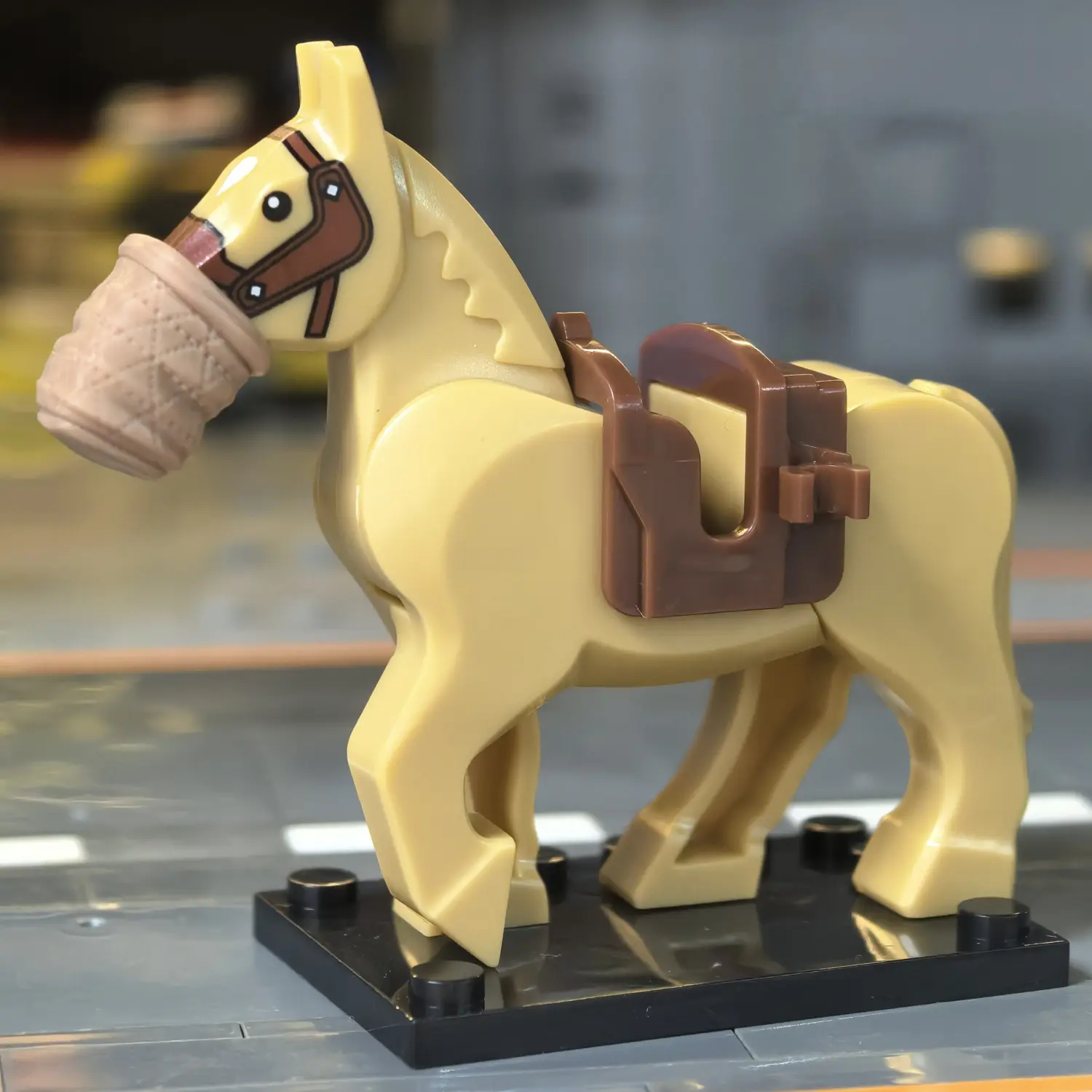 Minifigure - Military Cavalry Artillery Horse light brown with Equine Gas Mask WWI (LEGO Compatible) 2 Minifigure - Military Cavalry Artillery Horse light brown with Equine Gas Mask WWI (LEGO Compatible)